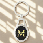Porte-clés Monogramme et nom personnalisés noir et or<br><div class="desc">Monogramme personnalisé et cadeaux de nom avec monogramme d'or personnalisé dans le style de police serif classique avec boîte de nom au milieu du monogramme sur arrière - plan noir. Parfait comme cadeaux de fête des pères pour papa, cadeaux pour grand-père, mari, marié, meilleur homme, groomsmen et plus. Veuillez noter...</div>