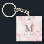 Porte-clés Monogramme gris personnalisé et nom sur apparence<br><div class="desc">Ajoutez votre nom et votre monogramme en texte gris sur un arrière - plan en marbre faux rose.</div>