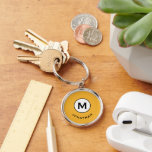Porte-clés Monogramme moderne tendance<br><div class="desc">Le porte - clé rond monogrammé minimal dispose d'un arrière - plan jaune moutarde brillant avec votre initiale dans un médaillon monogramme noir et blanc avec et nom dans la typographie de bloc classique en blanc pour un look professionnel simple et tendance.</div>