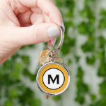 Porte-clés Monogramme moderne tendance moutarde jaune<br><div class="desc">Porte - clé ronde monogrammée moderne dispose d'un arrière - plan jaune moutarde brillant avec votre monogramme initial dans un emblème noir et blanc dans la typographie de bloc classique pour un look professionnel simple et tendance.</div>