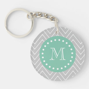 Porte-clés Monogramme moderne vert gris et en bon état de