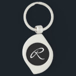 Porte-clés Monogramme noir et blanc<br><div class="desc">Simple et chic, ce design se compose d'un monogramme blanc sur un arrière - plan noir. Il fait un grand cadeau personnalisé. Modifiez le monogramme avec votre initiale. Vous pouvez ajuster la police et la centrer à nouveau pour convenir à votre monogramme en utilisant la fonction "Customiser". Vous pouvez également...</div>