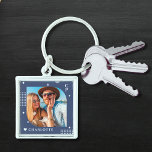 Porte-clés Monogramme Nom Photo Tendance Simple Moderne<br><div class="desc">Monogram Name Photo Trendy Simple Modern Porte - clé est doté d'une de vos photos préférées avec votre nom personnalisé et monogramme en élégant script blanc sur un arrière - plan bleu. Personnalisez en modifiant le texte dans les zones de texte fournies. Parfait pour l'anniversaire, Noël, Fête des Mères, Fête...</div>