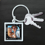 Porte-clés Monogramme Nom Photo Tendance Simple Moderne<br><div class="desc">Monogram Name Photo Trendy Simple Modern Porte - clé est doté d'une de vos photos préférées avec votre nom personnalisé et monogramme en élégant script blanc sur un arrière - plan noir. Personnalisez en modifiant le texte dans les zones de texte fournies. Parfait pour l'anniversaire, Noël, Fête des Mères, Fête...</div>