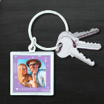 Porte-clés Monogramme Nom Photo Tendance Simple Moderne<br><div class="desc">Monogram Name Photo Trendy Simple Modern Porte - clé est doté d'une de vos photos préférées avec votre nom personnalisé et monogramme en élégant script blanc sur un arrière - plan violet. Personnalisez en modifiant le texte dans les zones de texte fournies. Parfait pour l'anniversaire, Noël, Fête des Mères, Fête...</div>