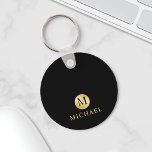 Porte-clés Monogramme personnalisé de luxe noir et or<br><div class="desc">Luxe Black et Gold Design avec monogramme noir en cercle or élément avec nom en or style de police professionnelle sur arrière - plan noir. Parfait comme cadeaux de fête des pères pour papa, cadeaux pour grand-père, mari, groomsman et plus. Remarque : Les détails du papier sont simulés dans l'illustration....</div>