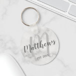 Porte-clés Monogramme personnalisé et marbre de nom de famill<br><div class="desc">Cadeau Monogramme personnalisé et nom de famille avec nom de famille en gris style de police script moderne et monogramme en gris clair style de police script moderne comme arrière - plan avec année établie en gris sans serif style de police sur blanc arrière - plan en marbre. Parfait comme...</div>