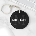 Porte-clés Monogramme personnalisé et nom noir<br><div class="desc">Monogramme personnalisé et cadeau de nom caractéristiques personnalisées nom en blanc et monogramme en gris comme arrière - plan, dans le style de police serif classique, sur arrière - plan noir. Parfait comme cadeau de vacances, faveurs de réunion familiale, merci cadeau pour les groomsmen et cadeau pour toutes les occasions...</div>