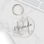 Porte-clés Monogramme personnalisé moderne et Marbre blanc de<br><div class="desc">Monogramme personnalisé et cadeau de nom avec nom personnalisé en gris style de police de script moderne et monogramme en gris clair style de police de script moderne en tant qu'arrière - plan sur l'arrière - plan de marbre blanc. Parfait comme cadeau de vacances, faveurs de réunion familiale, merci cadeau...</div>