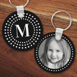 Porte-clés Monogramme photo initiale retro points radiaux noi<br><div class="desc">Clavier avec votre premier monogramme à l'intérieur d'une bordure radiale rétro blanche sur un arrière - plan noir et une photo personnalisée à l'arrière.</div>