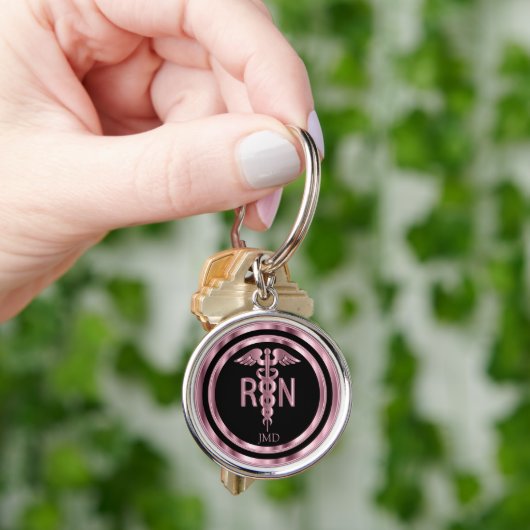 Porte-clés Monogramme rose métallique pour une infirmière aut (main)