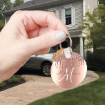 Porte-clés Monogramme Rose Parties scintillant or gouttes éti<br><div class="desc">Ce design a été créé par art numérique et peut être personnalisé dans la zone fournie par le changement de la photo et/ou du texte. Vous pouvez également le customiser en choisissant l'option cliquer pour customiser une autre option et supprimer ou modifier la couleur de l'arrière - plan, ajouter du...</div>