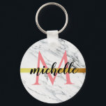 Porte-clés monogramme tendance en marbre blanc<br><div class="desc">design tendance en marbre avec design couleur or et blanc avec texte de nom personnalisé.</div>