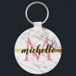 Porte-clés monogramme tendance en marbre blanc<br><div class="desc">design tendance en marbre avec design couleur or et blanc avec texte de nom personnalisé.</div>