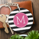Porte-clés Motif à rayures noir et blanc Monogramme rose chau<br><div class="desc">Un design audacieux et moderne avec un espace pour monogrammes. Si vous devez ajuster l'illustration ou modifier la police,  vous pouvez cliquer sur la zone personnaliser. Cela vous mènera à l'outil de conception où vous pouvez effectuer de nombreux changements.</div>