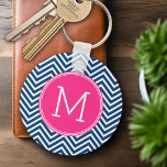 Porte-clés Motif Chevron avec Monogram - Navy Magenta<br><div class="desc">Un design populaire avec une zone pour ajouter vos initiales. Couleurs et motifs tendance pour votre téléphone. Si vous devez ajuster les monogrammes,  cliquez sur le bouton personnaliser et apporter des modifications.</div>