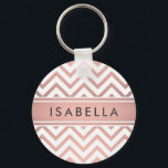 Porte-clés Motif chevron rose élégant en or rose faux<br><div class="desc">Accessoirisez vos clés avec style avec un porte-clés rond moderne chic. Le design présente un joli motif zig-zag chevron en feuille d'or rose faux et une bande rose, et votre nom ou autre texte personnalisé dans une police de caractères typographiques gris foncé simple. Cet accessoire élégant et tendance fait un...</div>