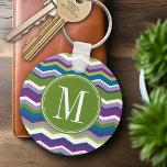 Porte-clés Motif Chevron vert et violet avec Monogramme<br><div class="desc">Je motif classique mis à jour avec de nouvelles couleurs tendance. Si vous devez ajuster l'illustration,  cliquez sur le bouton personnaliser et déplacez les objets.</div>