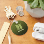 Porte-clés Motif de maillage géométrique d'olive verte de l'a<br><div class="desc">Monogramme Personnalisez le cadeau pour lui avec votre initiale et votre nom personnalisés. Motif géométrique en maille à dégradé d'olive vert de l'armée. Militaire dégradé géométrique maillage motif triangles ombre. Huile verte d'olive foncée de l'armée pour équipement de soldat, camo. Il imite les paysages militaires naturels, la résistance, l'endurance, la...</div>