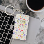 Porte-clés Motif Floral Coloré Fleur sauvage Vert doux maman<br><div class="desc">Porte - clé pour maman avec motif fleur sauvage coloré et lettrage vert moderne et audacieux sur un arrière - plan vert doux, Le design présente de jolies fleurs sauvages avec "maman" écrit dans la typographie ornée. Veuillez consulter la collection de Fleurs sauvages de la Fête des Mères pour obtenir...</div>