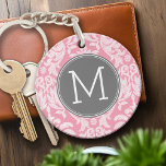 Porte-clés Motif Pastel rose et gris Damas Motif personnalisé<br><div class="desc">Ajoutez vos monogrammes à ces damas à fleurs tendance et féminines aux couleurs populaires. Le damas a un aspect de tableau noir fantaisiste.</div>