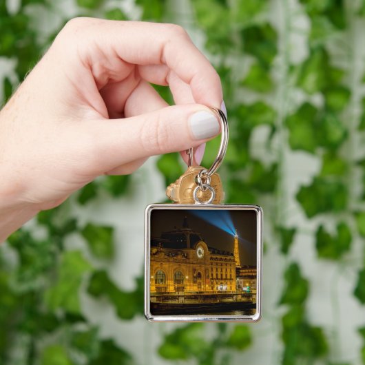 Porte-clés Musée d'Orsay à Paris la nuit (main)