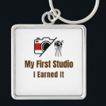 Porte-clés My First Studio Keychain – I Earned It – Proud Fir<br><div class="desc">Celebrate the pride of owning your very first studio! This keychain features the bold phrase "My First Studio – I Earned It", perfect for anyone who worked hard to achieve this milestone. Whether it’s an art studio, photography space, music room, or creative workshop, this keychain is a fun and meaningful...</div>