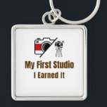 Porte-clés My First Studio Keychain – I Earned It – Proud Fir<br><div class="desc">Celebrate the pride of owning your very first studio! This keychain features the bold phrase "My First Studio – I Earned It", perfect for anyone who worked hard to achieve this milestone. Whether it’s an art studio, photography space, music room, or creative workshop, this keychain is a fun and meaningful...</div>