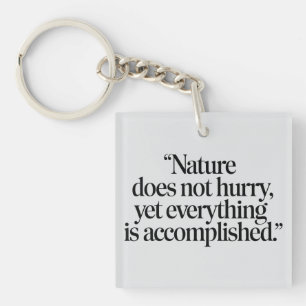 Porte-clés "Nature Does Not Hurry" - Citation Zen Inspirante