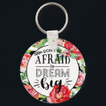 Porte-clés Ne Craignez Pas De Rêver Gros - Roses Rouges Citat<br><div class="desc">Un encouragement inspirationnel moderne offre un cadeau avec la calligraphie de trait de pinceau noir moderne et des roses rouges d'aquarelle et la bordure feuille verte. Idée cadeau idéal pour les filles et les femmes, pour la remise des diplômes, la réussite à l'examen, un nouvel emploi, l'anniversaire, Noël et toute...</div>