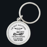 Porte-clés né en 1969 vintage anniversaire homme cadeau<br><div class="desc">Vous pouvez ajouter un peu d'originalité à votre collection de placards avec ce design graphique classique vintage camion avec une police de typographie impressionnante, est une excellente idée cadeau pour les hommes, femmes, maris, femme petite amie, et un petit ami qui aimeront cette oeuvre unique. Le meilleur cadeau de vacances...</div>
