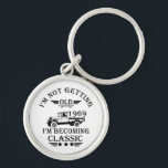 Porte-clés né en 1969 vintage anniversaire homme cadeau<br><div class="desc">Vous pouvez ajouter un peu d'originalité à votre collection de placards avec ce design graphique classique vintage camion avec une police de typographie impressionnante, est une excellente idée cadeau pour les hommes, femmes, maris, femme petite amie, et un petit ami qui aimeront cette oeuvre unique. Le meilleur cadeau de vacances...</div>