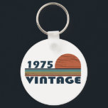 Porte-clés Né en 1975 anniversaire vintage<br><div class="desc">Vous pouvez ajouter un peu d'originalité à votre garde-robe avec cette édition limitée et élégante coucher de soleil vintage rétro design d'anniversaire avec une police typographique impressionnante lettrage, c'est une excellente idée cadeau pour hommes, femmes, mari, femme petite amie, et un petit ami qui aimeront cette oeuvre d'art unique. Le...</div>