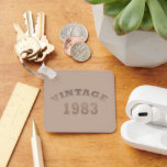 Porte-clés né en 1983 anniversaire vintage<br><div class="desc">Vous pouvez ajouter un peu d'originalité à votre garde-robe avec ce design graphique original et moderne de 1983 anniversaire avec des lettres de police couleur et typographie impressionnante, c'est une excellente idée cadeau pour les hommes, les femmes, mari, femme petite amie, et un petit ami qui aimeront cette oeuvre d'art...</div>