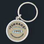 Porte-clés né en 1992 anniversaire vintage<br><div class="desc">Vous pouvez ajouter un peu d'originalité à votre garde-robe avec cette édition limitée originale 1992 vintage rustique vieux design d'anniversaire rétro avec une police de typographie impressionnante, est une excellente idée cadeau pour les hommes, les femmes, mari, femme petite amie, et un petit ami qui aimeront cette oeuvre d'art unique....</div>