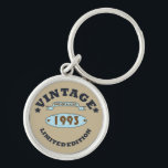 Porte-clés né en 1993 anniversaire vintage<br><div class="desc">Vous pouvez ajouter un peu d'originalité à votre garde-robe avec cette édition limitée originale 1993 vintage rustique vieux design d'anniversaire rétro avec une police de typographie impressionnante, est une excellente idée cadeau pour les hommes, les femmes, mari, femme petite amie, et un petit ami qui aimeront cette oeuvre d'art unique....</div>