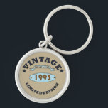 Porte-clés né en 1993 anniversaire vintage<br><div class="desc">Vous pouvez ajouter un peu d'originalité à votre garde-robe avec cette édition limitée originale 1993 vintage rustique vieux design d'anniversaire rétro avec une police de typographie impressionnante, est une excellente idée cadeau pour les hommes, les femmes, mari, femme petite amie, et un petit ami qui aimeront cette oeuvre d'art unique....</div>