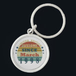Porte-clés né en mars 1998 anniversaire vintage<br><div class="desc">Vous pouvez ajouter un peu d'originalité à votre garde-robe avec ce coucher de soleil vintage original de 1998 design d'anniversaire rétro avec des couleurs et des caractères typographiques superbes lettrage, est une excellente idée cadeau pour les hommes, les femmes, mari, femme petite amie, et un petit ami qui aimera cette...</div>