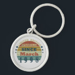 Porte-clés né en mars 1998 anniversaire vintage<br><div class="desc">Vous pouvez ajouter un peu d'originalité à votre garde-robe avec ce coucher de soleil vintage original de 1998 design d'anniversaire rétro avec des couleurs et des caractères typographiques superbes lettrage, est une excellente idée cadeau pour les hommes, les femmes, mari, femme petite amie, et un petit ami qui aimera cette...</div>
