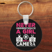 Porte-clés Ne jamais sous-estimer une fille avec une caméra - (Recto)