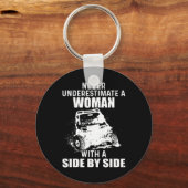 Porte-clés Ne Sous-Estimez Jamais Une Femme Avec Côté Ne (Recto)