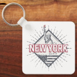 Porte-clés New York City États-Unis Vintage USA Souvenir<br><div class="desc">New York City in America, vintage Statue of Liberty design souvenir. Drapeau américain de la ville de New York pour un voyage aux États-Unis et l'état ou des vacances. Ville de New York avec Statue de la Liberté pour vacances aux Etats-Unis. Ville de New York aux Etats-Unis avec Statue de...</div>