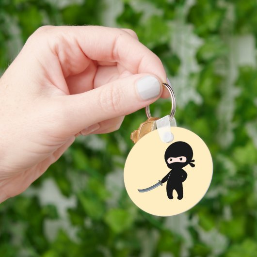 Porte-clés Ninja minuscule en colère sur jaune (main)