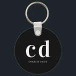 Porte-clés Noir blanc monogramme initiales nom minimaliste<br><div class="desc">Arrière - plan noir et texte blanc. Personnalisez et ajoutez vos initiales et votre nom de monogramme. Pour lui et elle.</div>