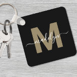 Porte-clés Noir Gold Nom Élégant Monogramme<br><div class="desc">Créez votre propre Porte - clé de Carré de Monogramme moderne et personnalisé, noir et blanc. Ce porte - clé carré élégant apporte une touche moderne et personnalisée à votre essentiel quotidien. Le design comporte un original en monogramme d'or faux (couleur plate seulement - pas de brillant ou de brillant)...</div>
