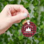 Porte-clés Nom de famille du cabine Red Buffalo Plaid<br><div class="desc">Nom de famille Cabine Red Buffalo planté avec Pine Trees Porte - clé</div>
