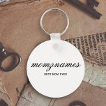 Porte-clés Nom de la calligraphie personnalisée de la meilleu<br><div class="desc">Célébrez les mamans spéciales de votre vie avec notre design personnalisé Best Mom Ever Calligraphy Name, parfait pour la fête des mères, les anniversaires, ou toute occasion de montrer votre amour. Ce cadeau élégant et personnalisable est idéal pour toutes les mamans, qu’elles soient la meilleure maman au monde, maman-chien, maman-chat...</div>