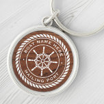 Porte-clés Nom du bateau hailing port nautique bateau roue bo<br><div class="desc">Clavier avec un emblème blanc et élégant de roue et de corde de navire avec nom de bateau personnalisé et port de voile (ou autre texte personnalisé) sur une image imprimée de bois brun.</div>