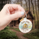 Porte-clés Nom du Cabine de famille Watercolor Forest<br><div class="desc">Ce design a été créé par art numérique et peut être personnalisé dans la zone fournie par le changement de la photo et/ou du texte. Vous pouvez également le customiser en choisissant l'option cliquer pour customiser une autre option et supprimer ou modifier la couleur de l'arrière - plan, ajouter du...</div>
