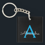 Porte-clés Nom du monogramme de la fille en noir bleu<br><div class="desc">Noir et Bleu Simple Script Monogramme Nom Porte - clé. Cela rend le cadeau parfait pour 16 ans,  mariage,  douche nuptiale,  anniversaire,  baby shower ou bachelorette pour quelqu'un qui aime le luxe glam et les styles chic.</div>